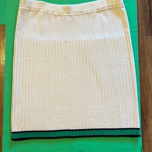 ST JOHN Women’s skirt.  Beige pleated knit w/Kelly green border on both sides.